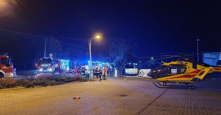 Śląsk. 18-latek zasnął za kierownicą auta. Uderzył w drzewo