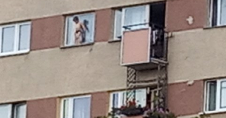 Warszawa. Chłopiec zamknięty na parapecie siódmego piętra