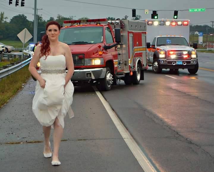W sukni ślubnej ratuje ofiary wypadku. Unikalne zdjęcie z dnia ślubu