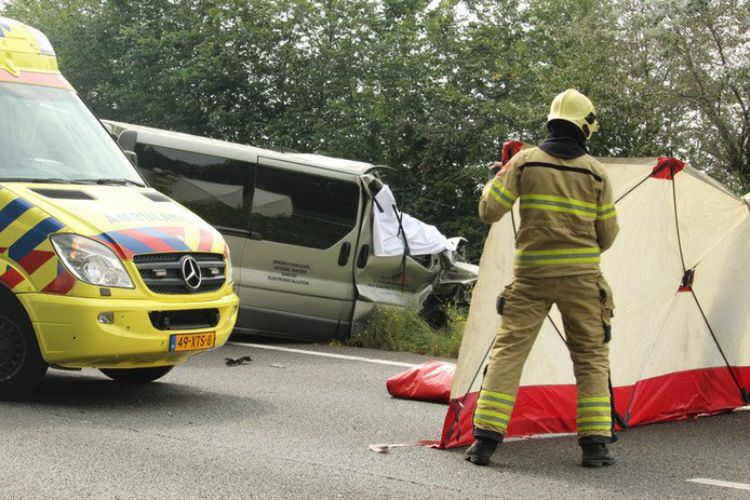 Wypadek polskiego busa w Holandii. Kierowca zginął na miejscu 