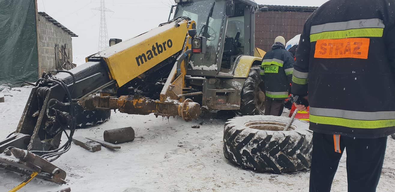 Na miejsce strażacy sprowadzili ciężki sprzęt, dzięki któremu udało się wydobyć 25-latka spod maszyny