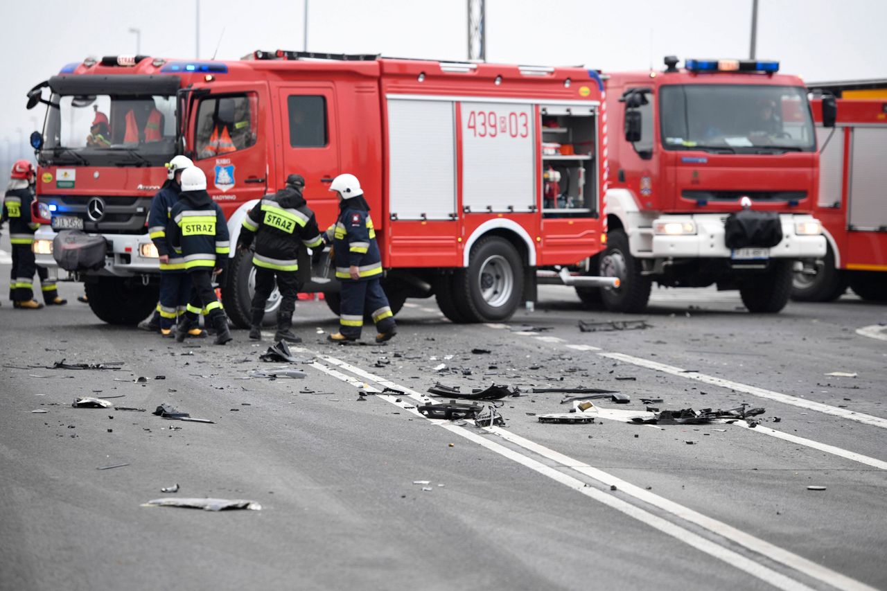 Radlin: zderzenie dwóch aut z autokarem z dziećmi. 2 osoby ranne