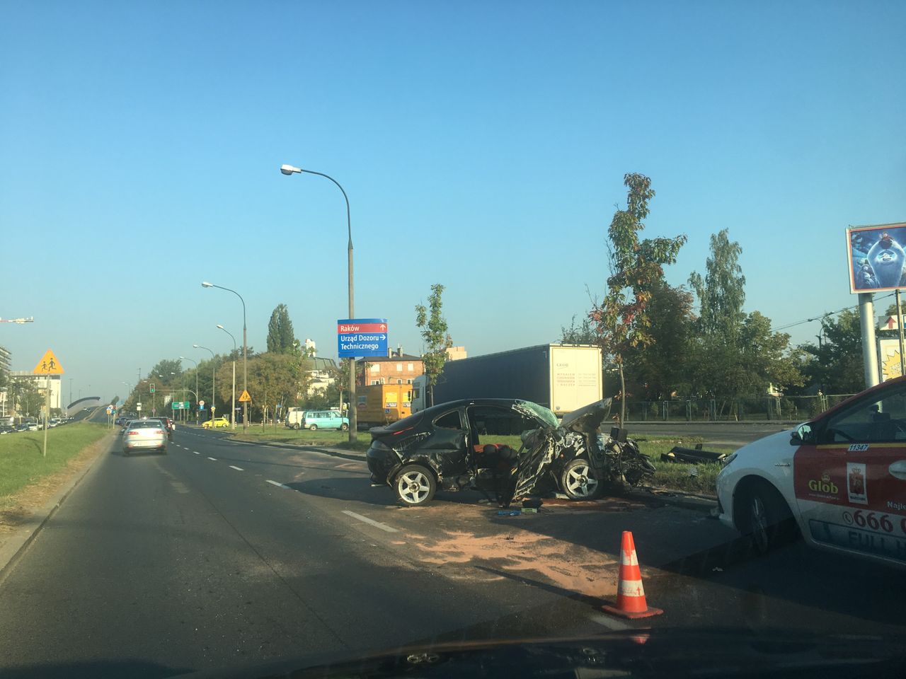 Wjechał w betonowy fragment. Ogromne korki na Hynka