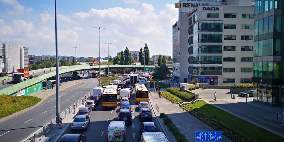 Warszawa. Wypadek koło Galerii Mokotów. Karetka leży na boku