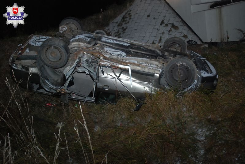 Auto spadło z mostu. Kierowca uciekł zostawiając ranną koleżankę