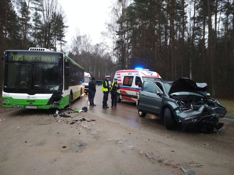 Białystok. Czołowe zderzenie autobusu i hondy, są ranni