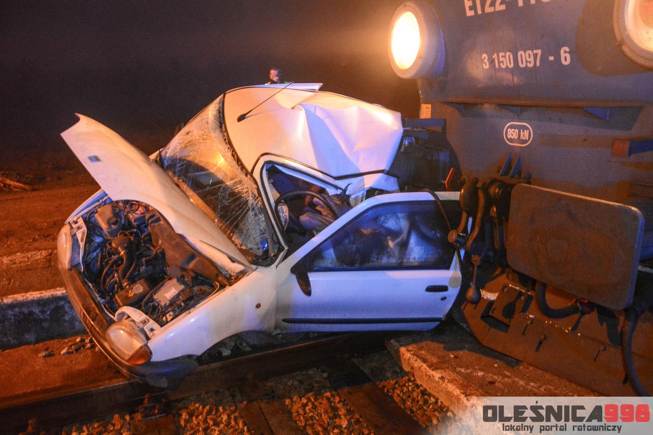 Rozpędzony pociąg zmiażdżył auto. Trwają poszukiwania pasażerki