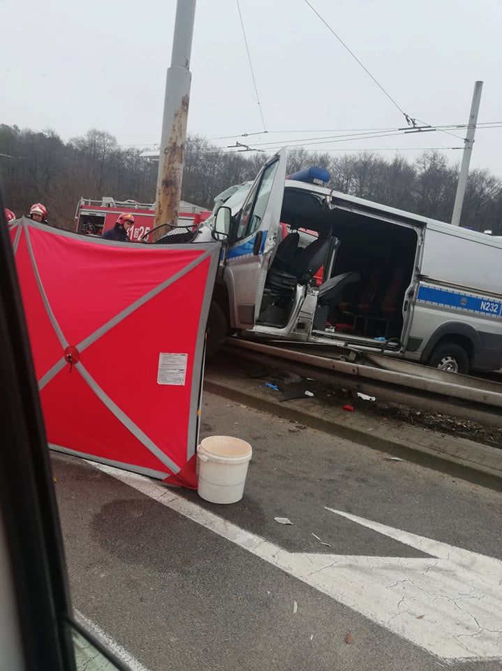 Gdynia. Radiowóz wbił się w słup. Policjant ranny