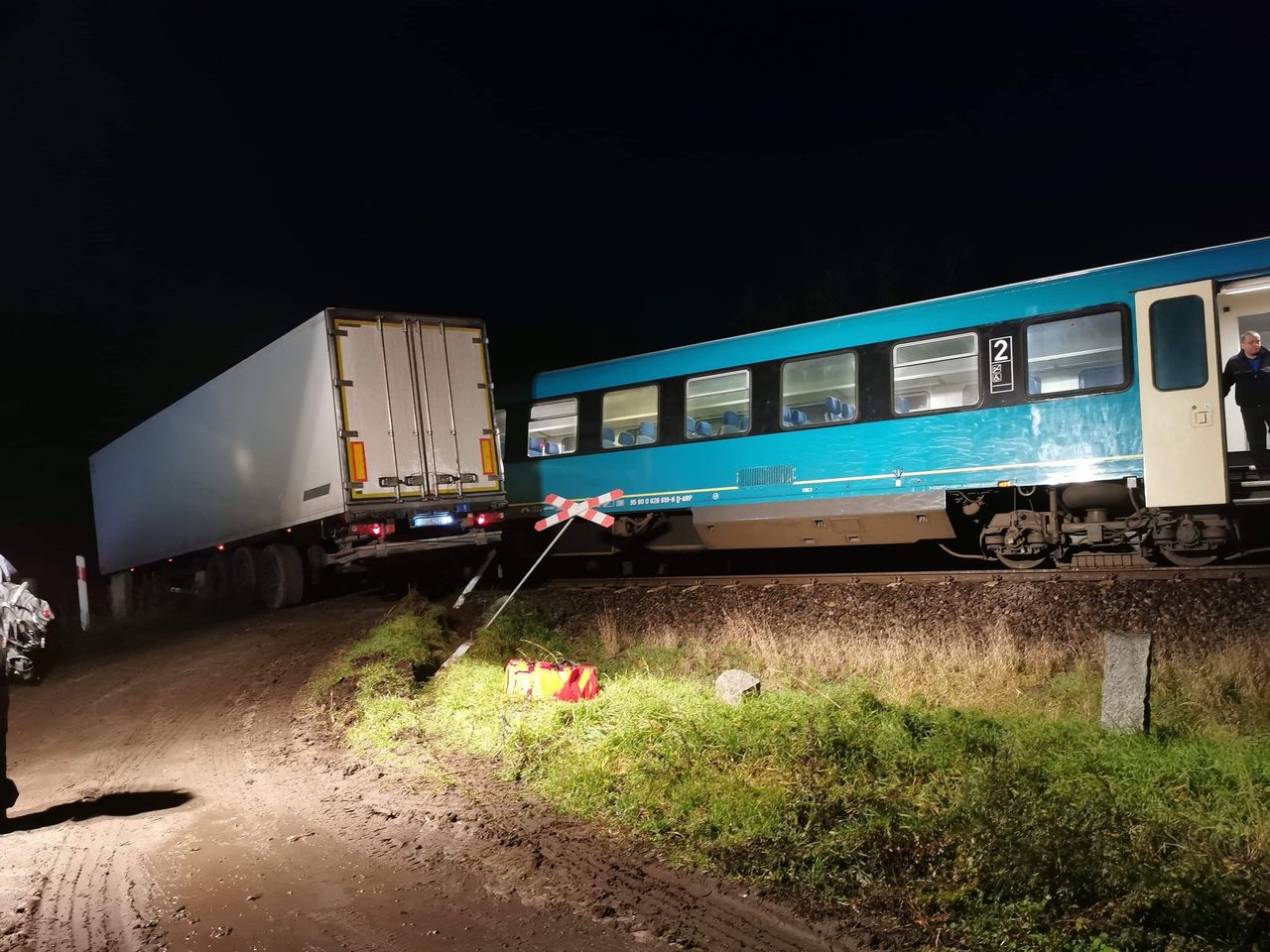 Granowo w Wielkopolsce. Zderzenie pociągu z tirem. Zablokowana trasa do Poznania