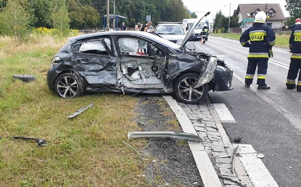 Wypadek. Kompletnie zniszczone auto i ranne dziecko