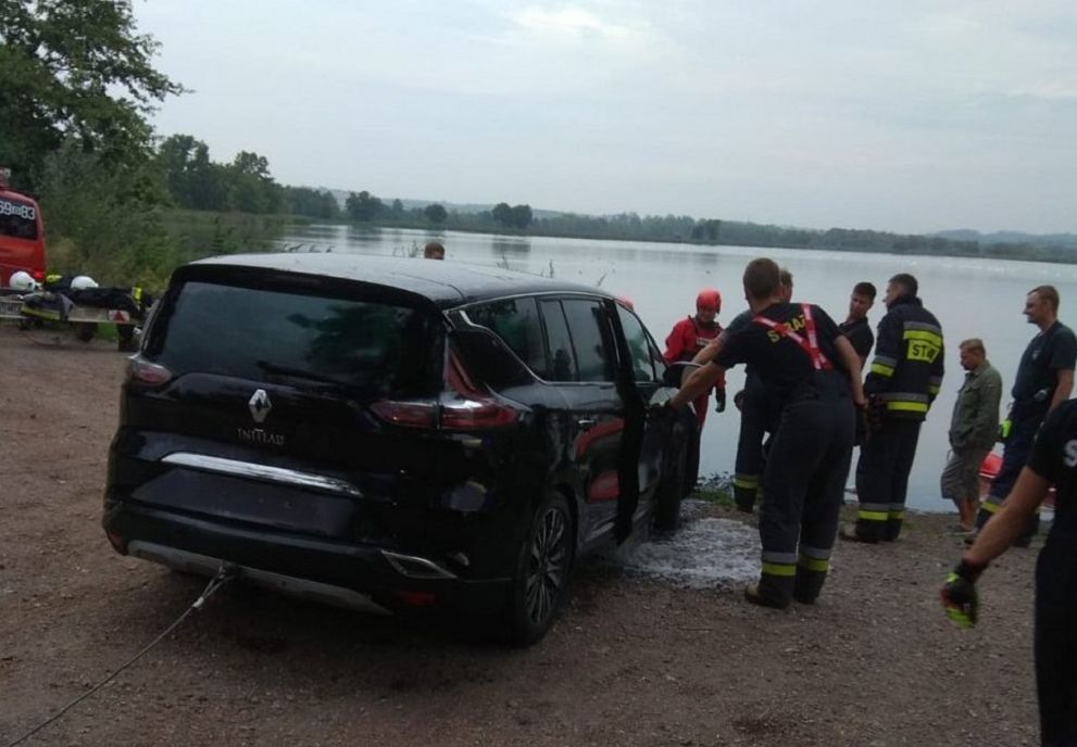 Wypadek. Zasnął za kierownicą. Obudził się pod wodą