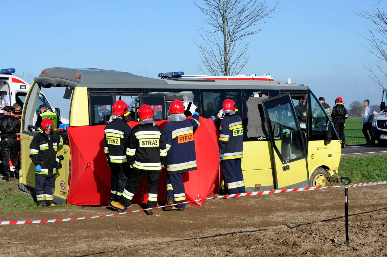 Zderzenie ciężarówki z autobusem na Pomorzu. 2 osoby nie żyją, jest wielu rannych