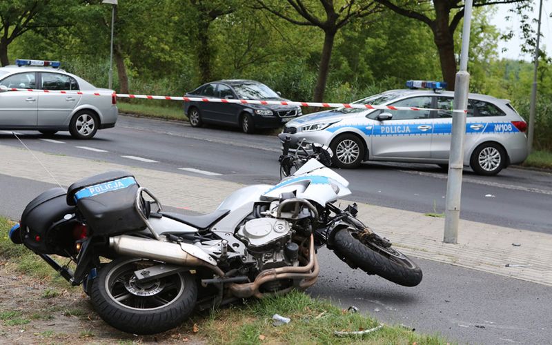 Samochód potrącił policjanta-motocyklistę na sygnale