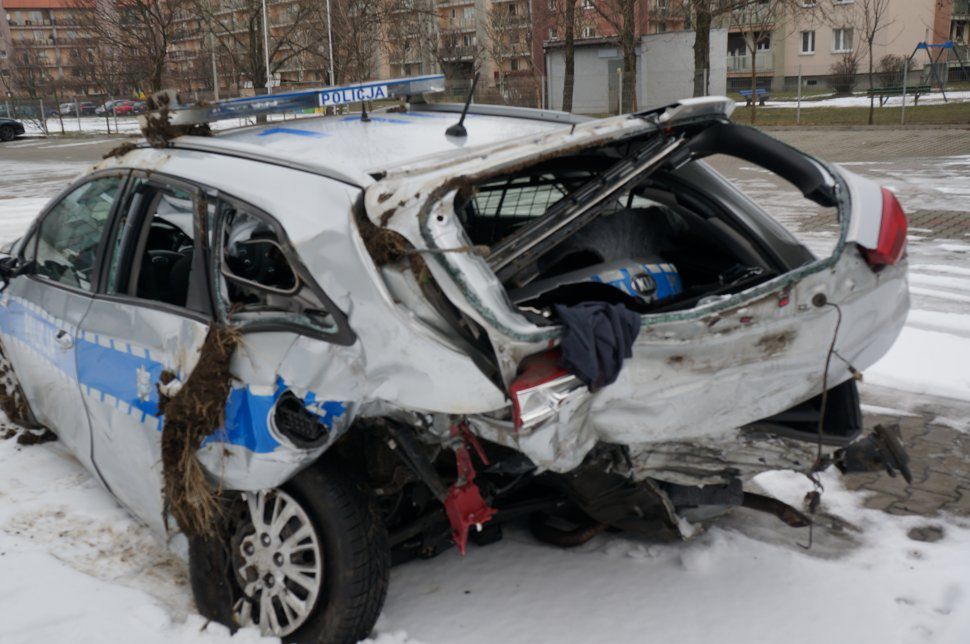 Radiowóz dachował po zderzeniu. Ranni dwaj policjanci