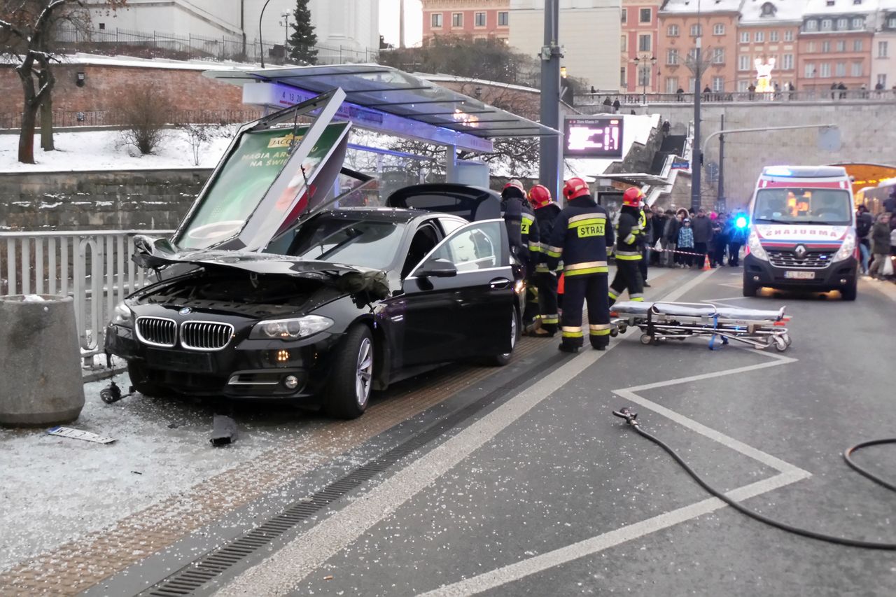 Wjechał BMW w przystanek autobusowy. Dostanie 200 zł mandatu