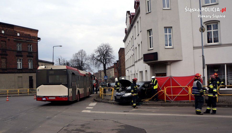 Piekary Śląskie. Zderzenie samochodu z autobusem. Zginął pieszy