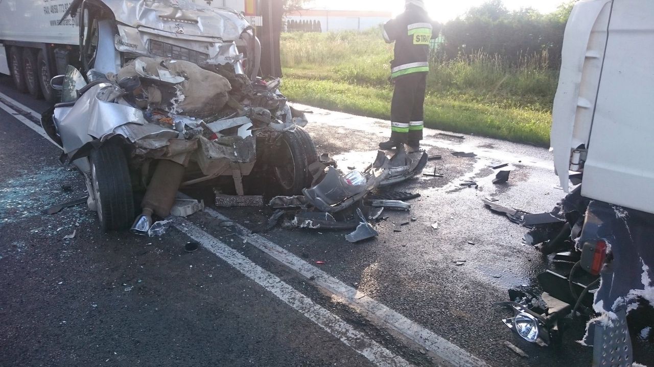 Strażacy wezwani do zmiażdżonego samochodu. Nie mogli uwierzyć w to, co zobaczyli