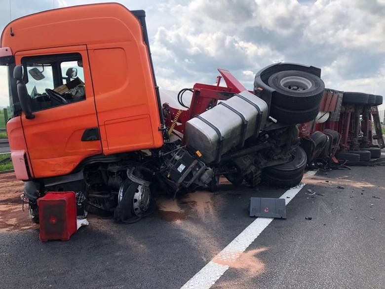 Wypadek cysterny na A4. Autostrada jest zablokowana