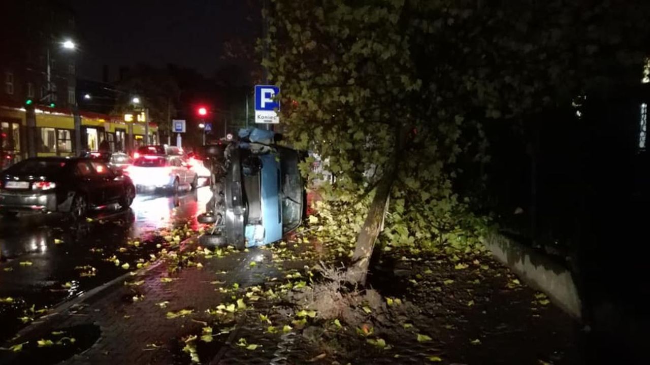 Warszawa. Kierowca busa spowodował 3 wypadki, dachował i uderzył w drzewo