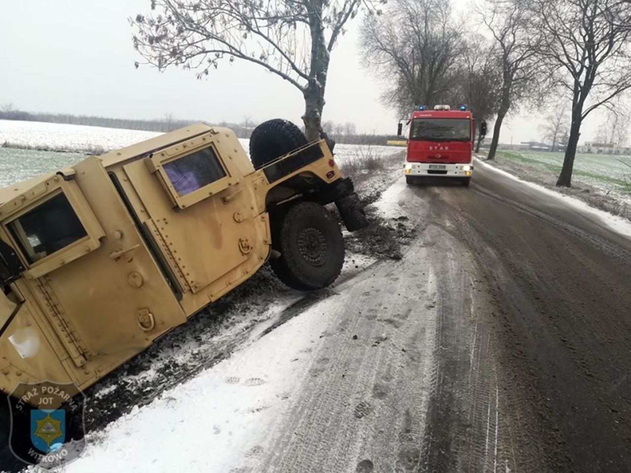 Zima zaskoczyła żołnierzy z USA. Humvee w rowie