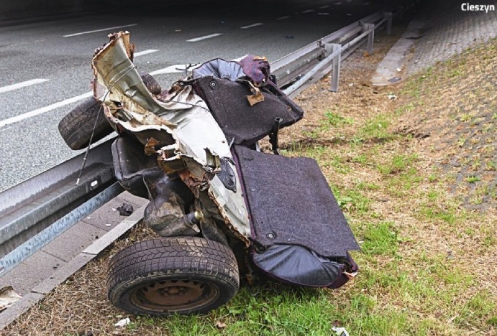 Tragiczny wypadek. Kobieta nie żyje, auto rozpadło się na pół