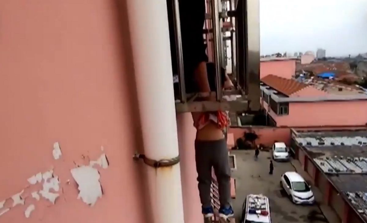 Czterolatek z Chin prawie spadł z balkonu na czwartym piętrze.