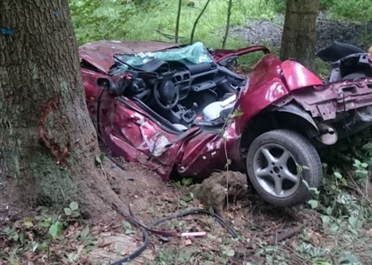 Kierowca miał 20 lat i jechał renault clio bez p[asażerów
