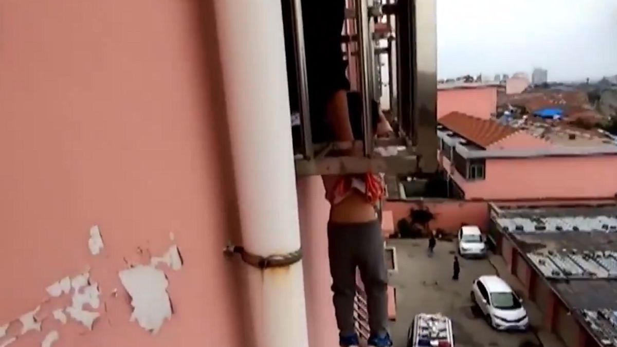 Czterolatek z Chin prawie spadł z balkonu na czwartym piętrze.