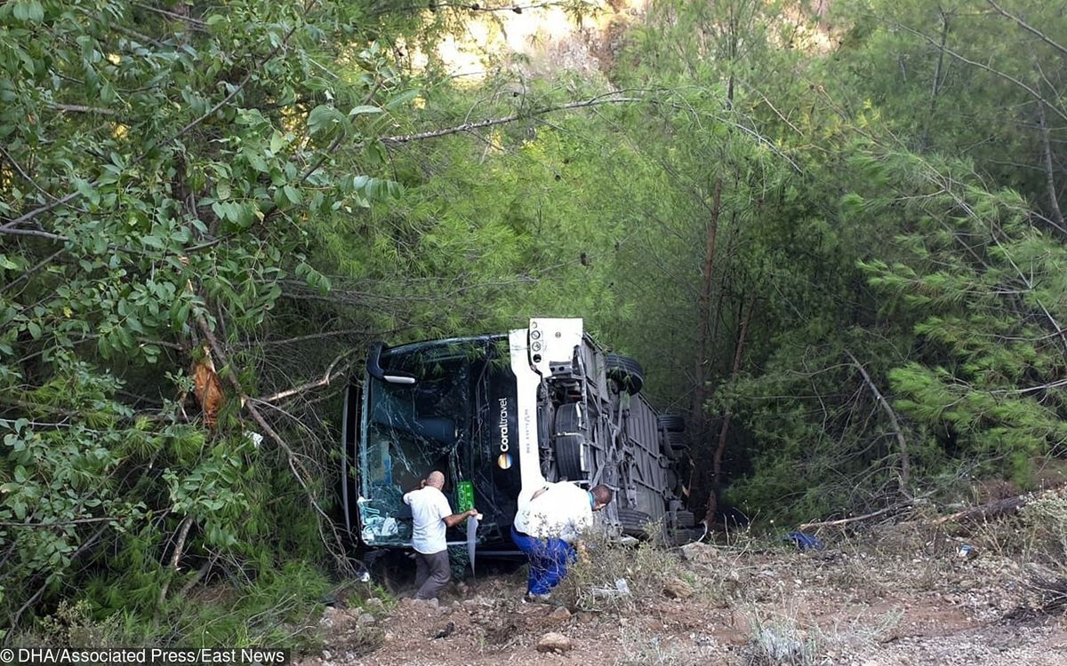 Turcja. Wypadek autokaru, pojazd stoczył się z 20-metrowej skarpy. Wielu Polaków poszkodowanych