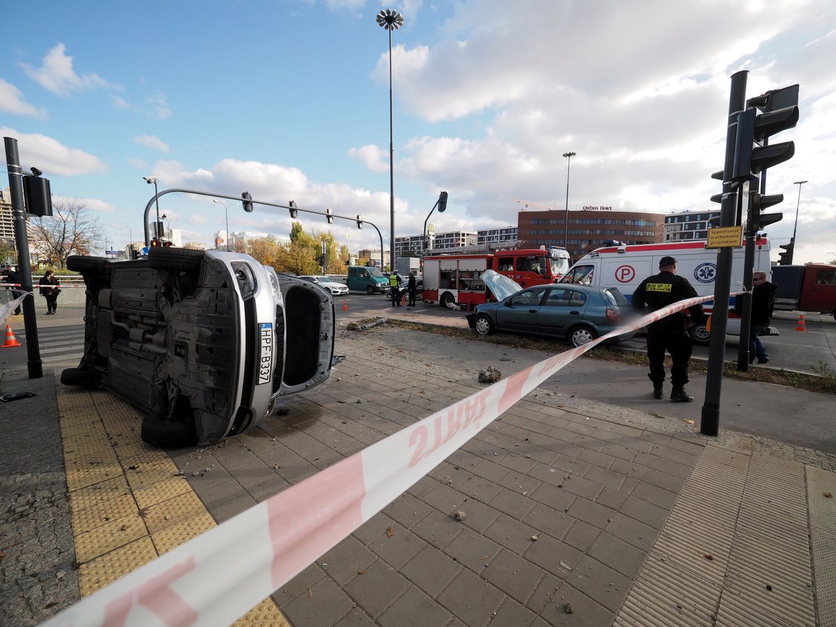 Łódź. 2 policjantów rannych w zderzeniu radiowozu z samochodem osobowym