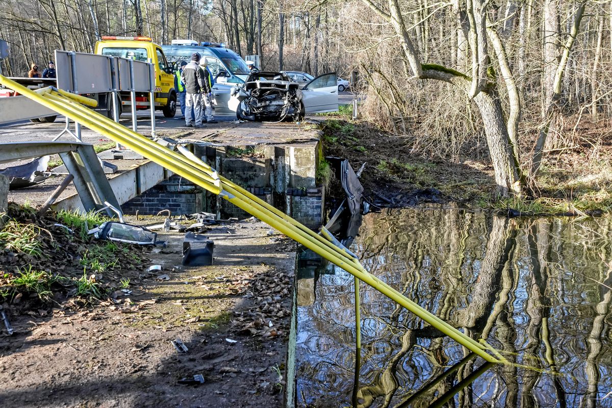 Cibórz w Lubuskiem: samochód wpadł do rozlewiska. Najprawdopodobniej prowadziła kobieta