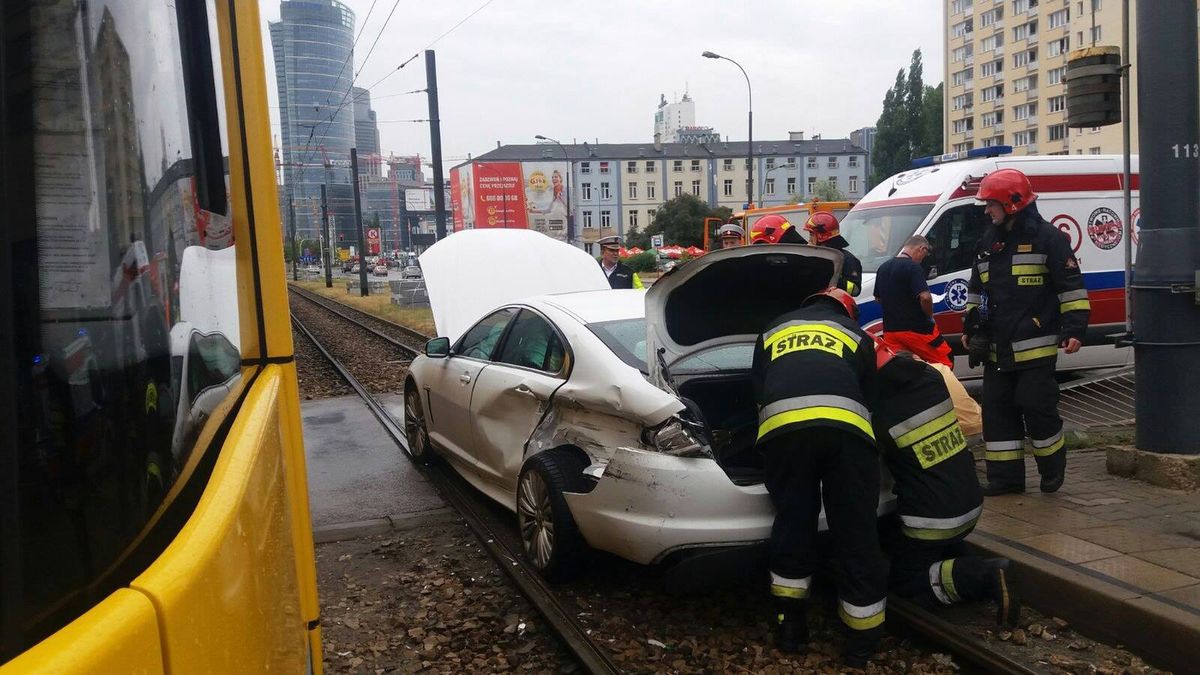 Wola. Jaguar wjechał pod tramwaj