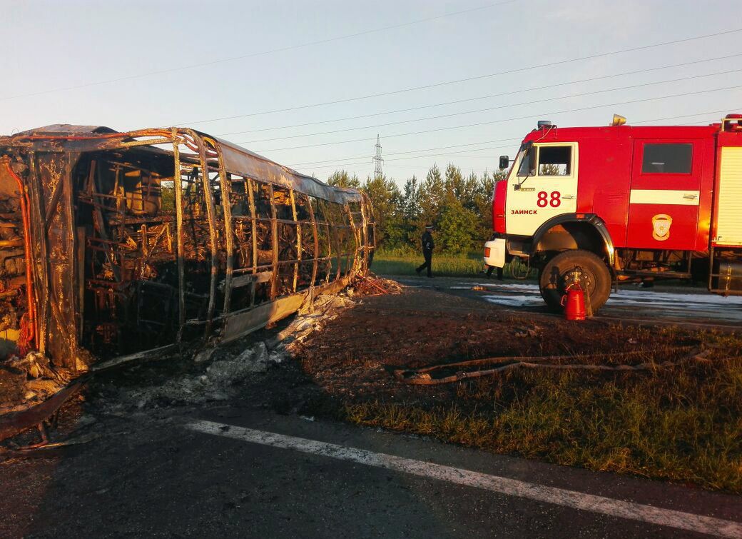 Autobus zderzył się z ciężarówką i stanął w płomieniach. 14 ofiar śmiertelnych