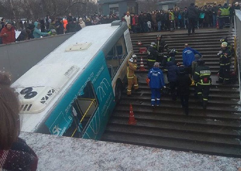 Autobus wpadł do przejścia podziemnego w Moskwie. Są ofiary śmiertelne