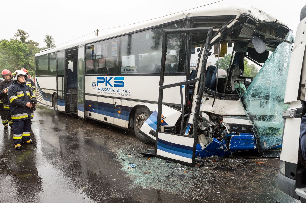 Kujawsko-pomorskie: autobus zderzył się czołowo z ciężarówką. Są ranni
