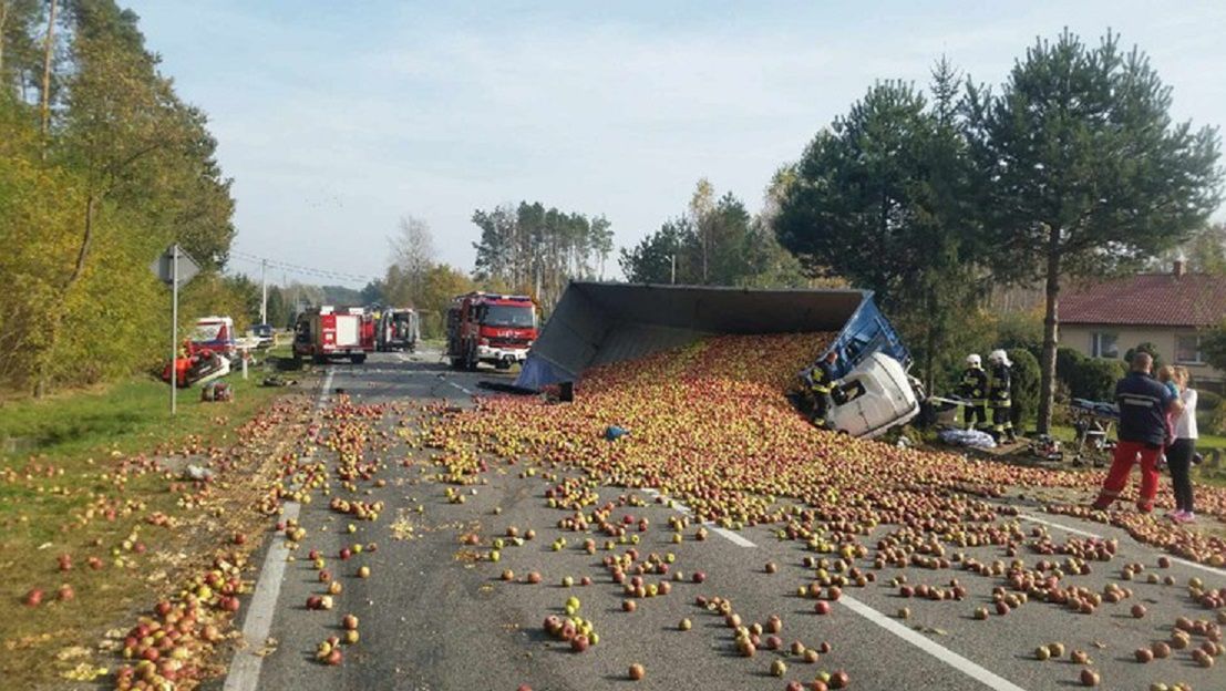 "Czołówka" ciężarówki przewożącej jabłka i auta osobowego