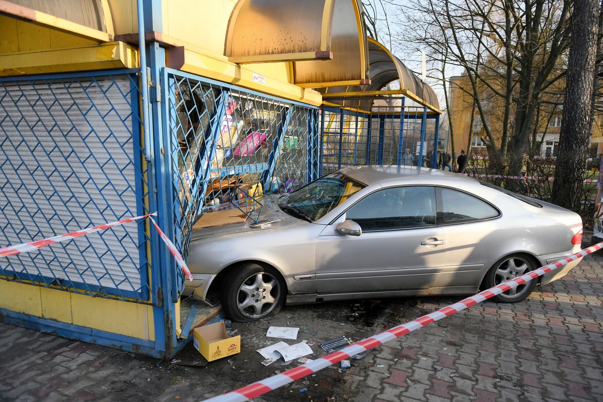 18-latek z impetem wjechał w kiosk samochodem w Stalowej Woli