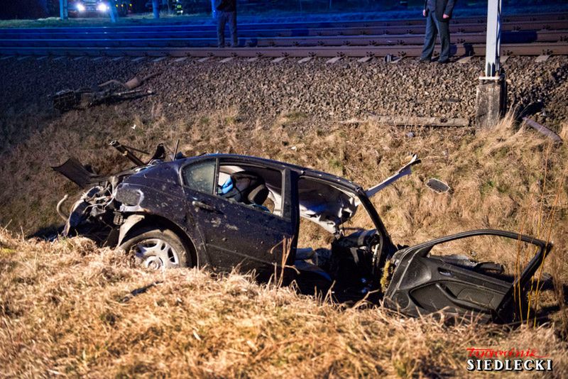 Ominął opuszczone półrogatki i wjechał pod pociąg. Kierowca bmw nie żyje