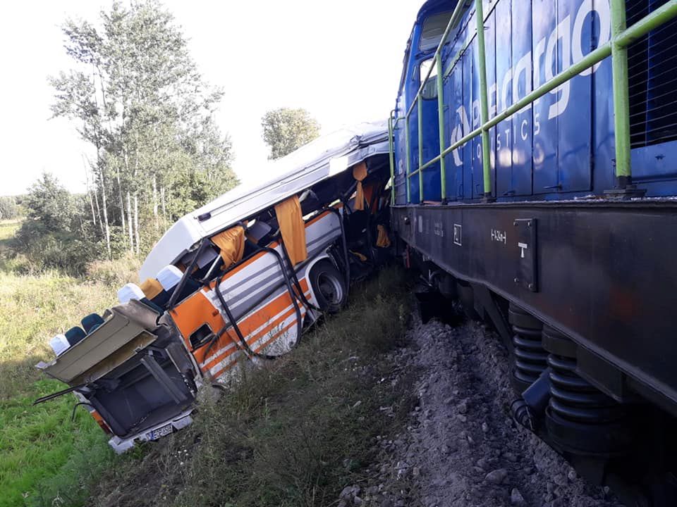 Zderzenie autobusu i lokomotywy w Skroninie. Trzy osoby poszkodowane