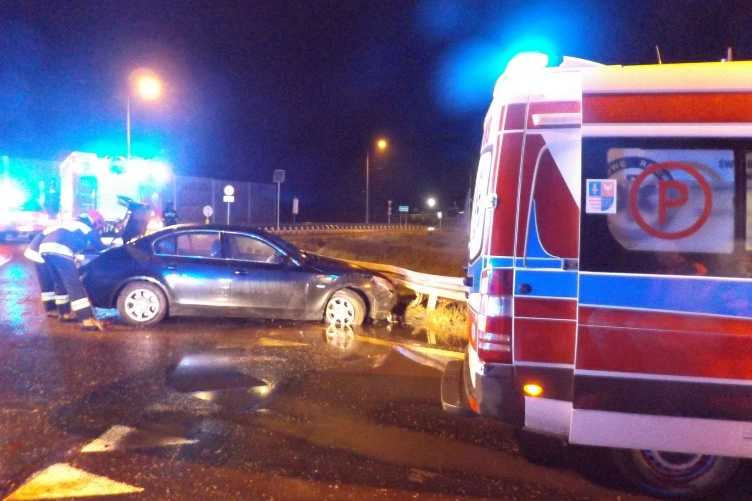 Policja: prędkość musiała być duża, bo rondo ma kilkadziesiąt metrów średnicy i nie jest płaskie
