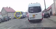 Kobieta wypadła z autobusu. Wszystko nagrała kamera w samochodzie