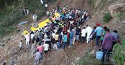 Szkolny autobus spadł z 60-metrowego klifu. Nie żyje 27 uczniów