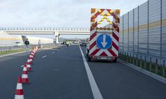 Wypadek na A2. Wyszedł naprawić własne auto. Potrącił go inny samochód