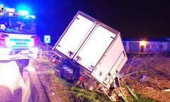 Próbował ominąć sarnę, uderzył w drzewo. Zginął pasażer