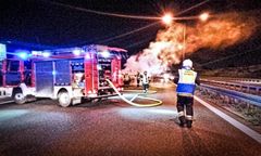 Wjechał w ciężarówkę. Jego auto doszczętnie spłonęło [ZDJĘCIA]