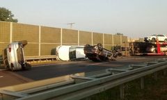 Widów: wypadek na S7. Z lawety spadły mercedesy