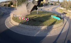 Wypadek w Rąbieniu. Na rondzie jak z katapulty. Wylądował kilkadziesiąt metrów dalej na terenie kościoła [WIDEO]