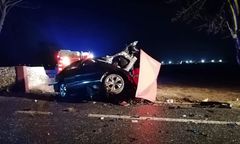 Tragiczny wypadek w Suchej. Mercedes wbił się w drzewo