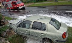 Kobieta w ciąży zasnęła za kierownicą i wjechała w mur. Trzy osoby trafiły do szpitala