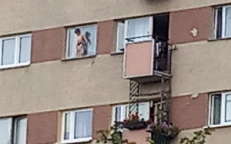 Warszawa. Chłopiec zamknięty na parapecie siódmego piętra